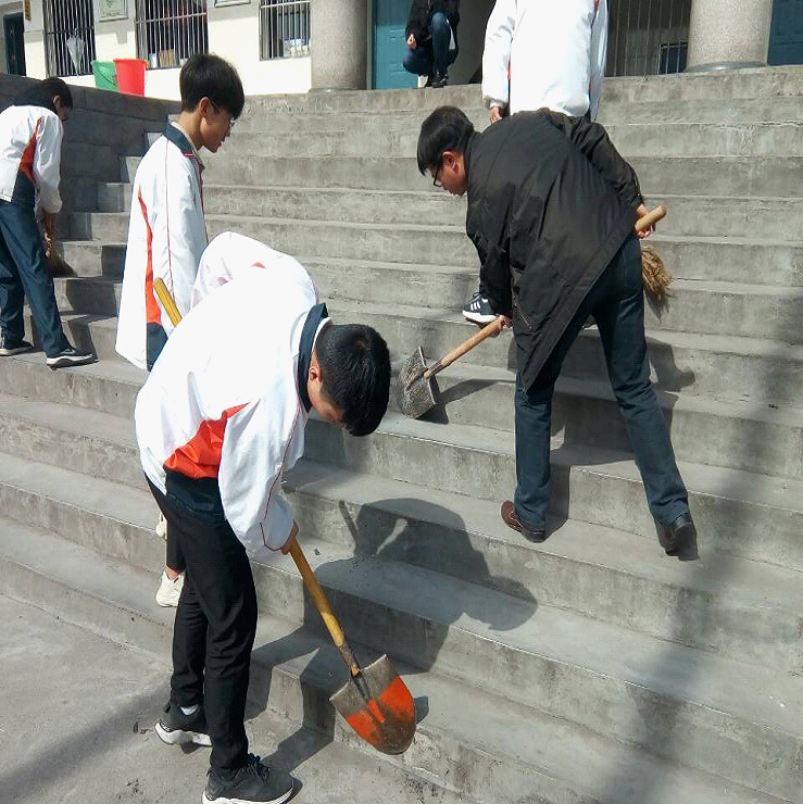 活动简报：学雷锋美化环境师生参与清洁校园清扫操场