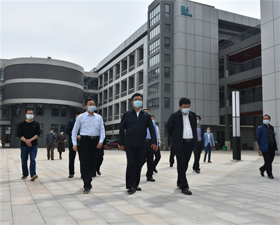 县委书记张涛、县委副书记、县长查宏先后深入我校调研指导复学复课工作