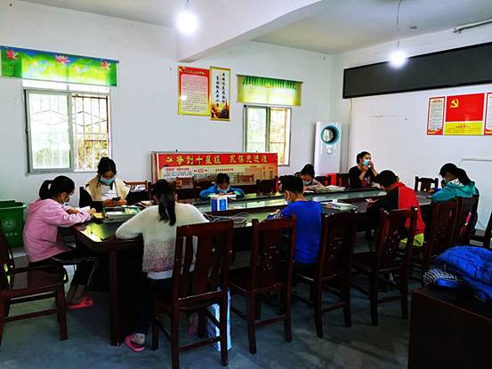 学生正在上课
