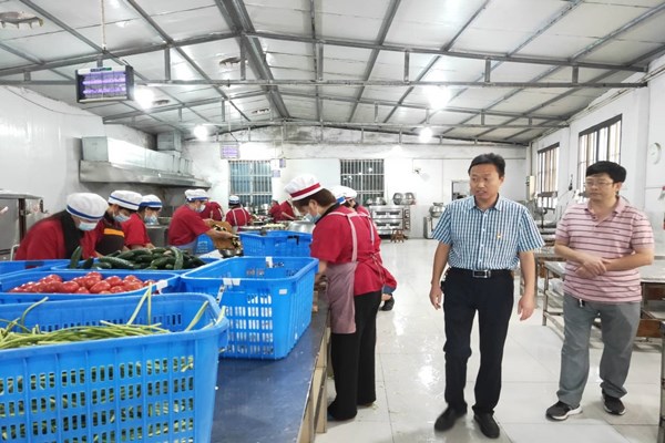 校领导深入食堂督查食品卫生安全工作