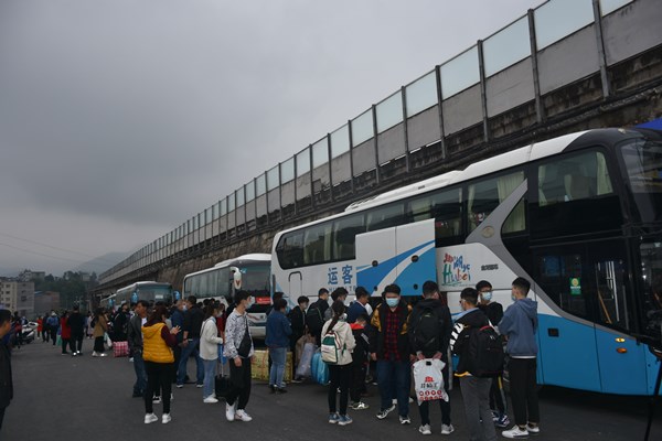 我校131名毕业生集中乘车赴汉求学